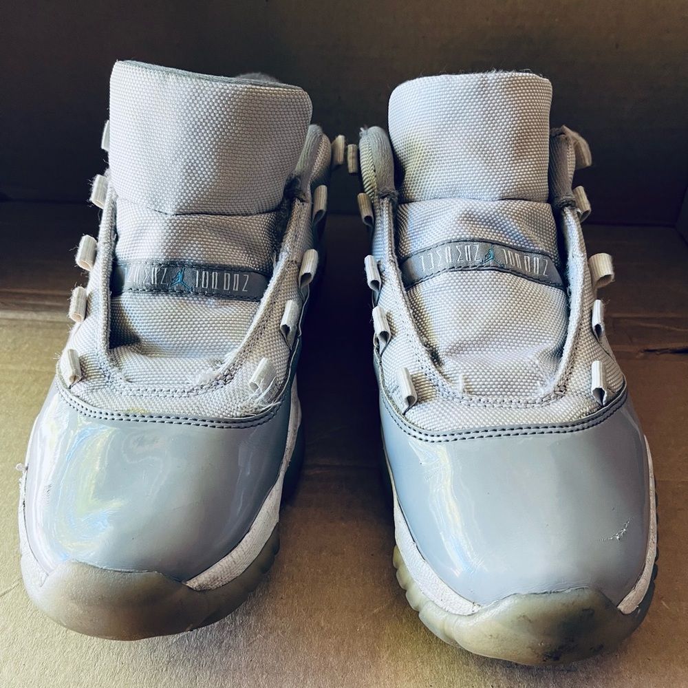 AIR JORDAN 11 RETRO LOW CEMENT GREY MEN (SIZE 8.5)